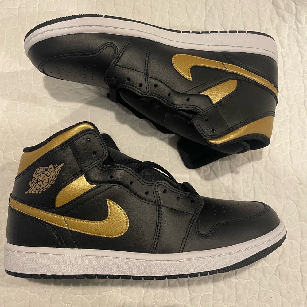 Nike Air Jordan 1 Mid Black Metallic Gold White DQ8426-071 sz 10 Men’s No Lid